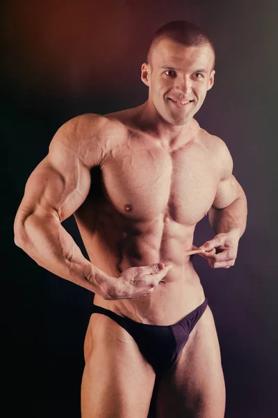 Μυώδης Άνδρας Bodybuilder Προπόνηση Στο Γυμναστήριο Και Ποζάρουν Μυών — Φωτογραφία Αρχείου