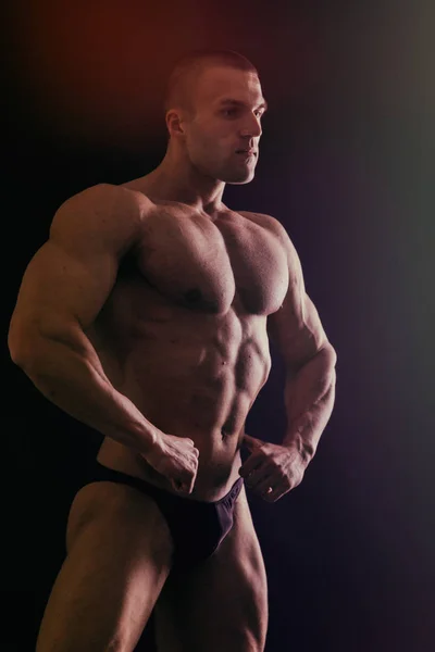 Muscular Man Bodybuilder Training Gym Posing Muscle — Stock Photo, Image