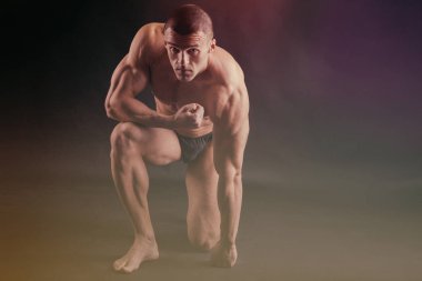 Spor salonunda eğitim ve kas poz kaslı adam vücut geliştirmeci