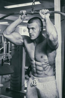 Spor salonunda eğitim ve kas poz kaslı adam vücut geliştirmeci