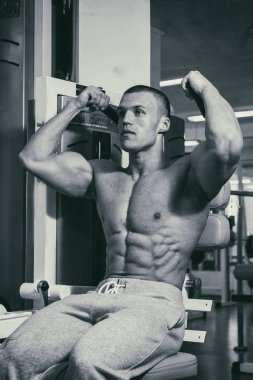 Spor salonunda eğitim ve kas poz kaslı adam vücut geliştirmeci