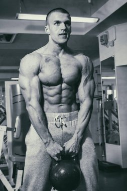 Spor salonunda eğitim ve kas poz kaslı adam vücut geliştirmeci