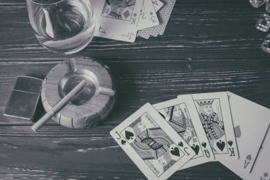 Viski, kartları, Sigara arka plan poker konusunda