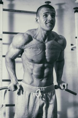 Spor salonunda eğitim ve kas poz kaslı adam vücut geliştirmeci