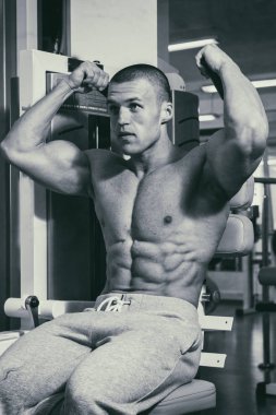 Spor salonunda eğitim ve kas poz kaslı adam vücut geliştirmeci