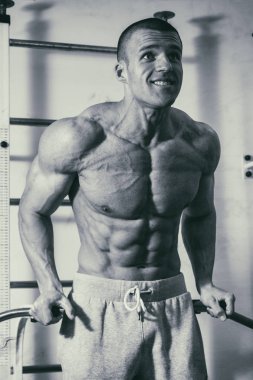 Spor salonunda eğitim ve kas poz kaslı adam vücut geliştirmeci