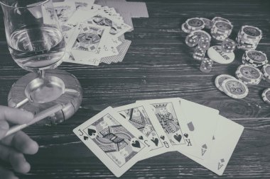 Viski, kartları, Sigara arka plan poker konusunda