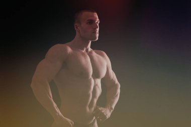 Spor salonunda eğitim ve kas poz kaslı adam vücut geliştirmeci