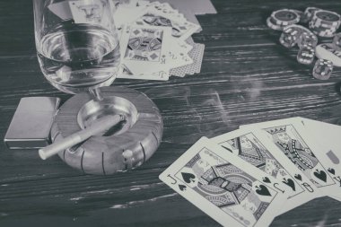 Viski, kartları, Sigara arka plan poker konusunda