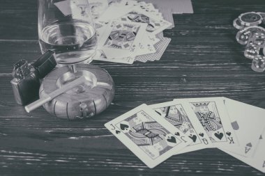 Viski, kartları, Sigara arka plan poker konusunda