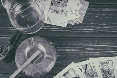 Viski, kartları, Sigara arka plan poker konusunda