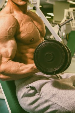 Spor salonunda eğitim ve kas poz kaslı adam vücut geliştirmeci