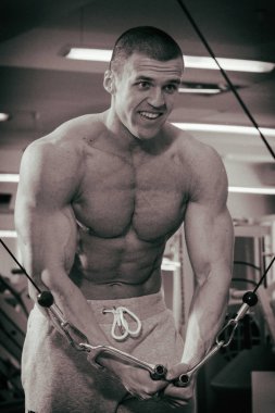 Spor salonunda eğitim ve kas poz kaslı adam vücut geliştirmeci