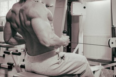 Spor salonunda eğitim ve kas poz kaslı adam vücut geliştirmeci