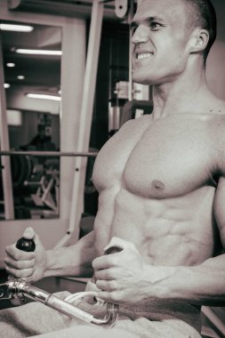 Spor salonunda eğitim ve kas poz kaslı adam vücut geliştirmeci