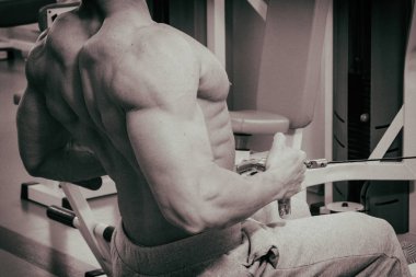 Spor salonunda eğitim ve kas poz kaslı adam vücut geliştirmeci