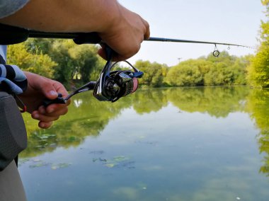 Genç balık adam. bokeh, arka plan bulanık