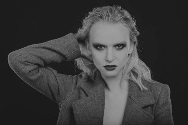 Güzellik moda parlak kalıcı makyaj ile güzel genç kadının yakın çekim portre. siyah beyaz fotoğraf