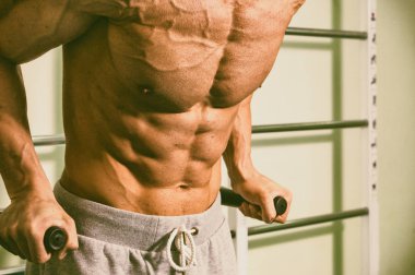 Spor salonunda eğitim ve kas poz kaslı adam vücut geliştirmeci