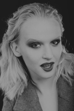 Güzellik moda parlak kalıcı makyaj ile güzel genç kadının yakın çekim portre. siyah beyaz fotoğraf