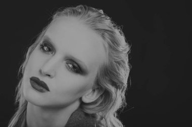 Güzellik moda parlak kalıcı makyaj ile güzel genç kadının yakın çekim portre. siyah beyaz fotoğraf