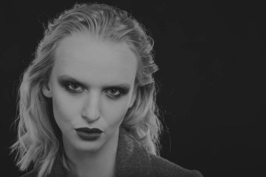 Güzellik moda parlak kalıcı makyaj ile güzel genç kadının yakın çekim portre. siyah beyaz fotoğraf