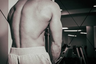 Spor salonunda eğitim ve kas poz kaslı adam vücut geliştirmeci