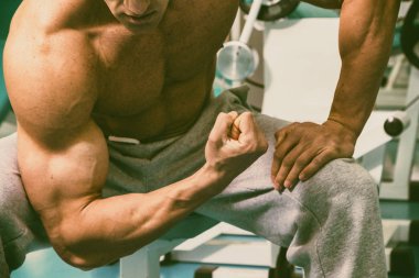 Spor salonunda eğitim ve kas poz kaslı adam vücut geliştirmeci