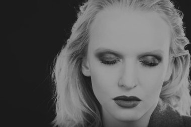 Güzellik moda parlak kalıcı makyaj ile güzel genç kadının yakın çekim portre. siyah beyaz fotoğraf