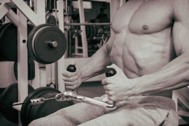 Spor salonunda eğitim ve kas poz kaslı adam vücut geliştirmeci