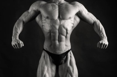 Spor salonunda eğitim ve kas poz kaslı adam vücut geliştirmeci
