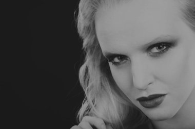 Güzellik moda parlak kalıcı makyaj ile güzel genç kadının yakın çekim portre. siyah beyaz fotoğraf