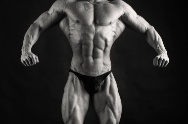 Spor salonunda eğitim ve kas poz kaslı adam vücut geliştirmeci