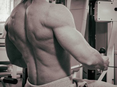 Spor salonunda eğitim ve kas poz kaslı adam vücut geliştirmeci