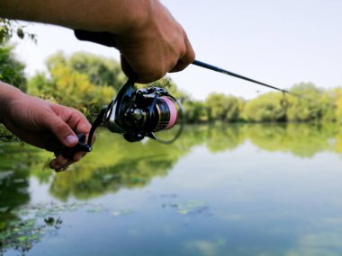 Genç balık adam. bokeh, arka plan bulanık