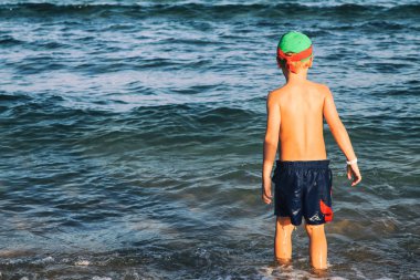 Çocuk denize geliyor