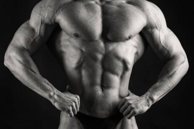 Spor salonunda eğitim ve kas poz kaslı adam vücut geliştirmeci