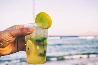 bir bardak mojito deniz arka plan üzerinde