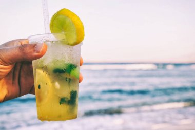 bir bardak mojito deniz arka plan üzerinde