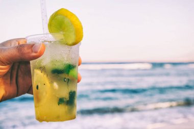 bir bardak mojito deniz arka plan üzerinde