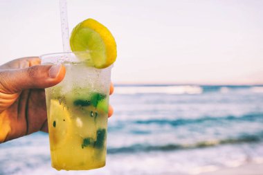bir bardak mojito deniz arka plan üzerinde