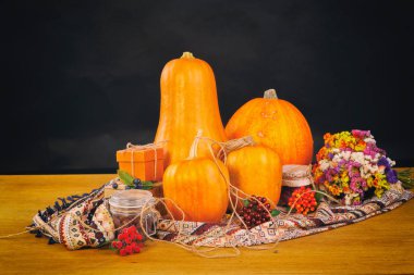 Kabaklar ve ahşap masaya çiçek ile sonbahar arka plan. Şükran günü kavramı