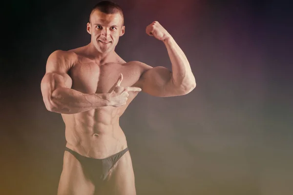 Muscular Hombre Culturista Entrenamiento Gimnasio Posando Músculo — Foto de Stock