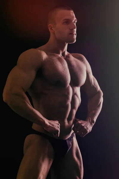 Bodybuilder Uomo Muscolare Formazione Palestra Posa Muscolare — Foto Stock