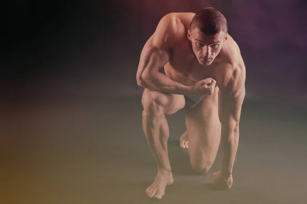 Muscular Homem Musculação Formação Ginásio Posando Músculo — Fotografia de Stock