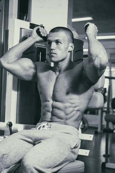 Muscular Hombre Culturista Entrenamiento Gimnasio Posando Músculo — Foto de Stock