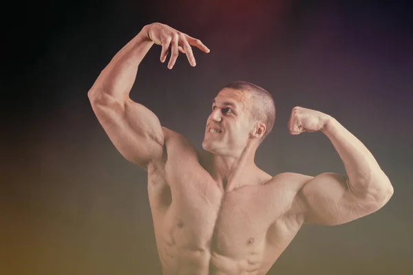 Muscular Man Bodybuilder Training Gym Posing Muscle — Stock Photo, Image