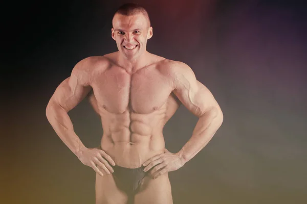 Μυώδης Άνδρας Bodybuilder Προπόνηση Στο Γυμναστήριο Και Ποζάρουν Μυών — Φωτογραφία Αρχείου