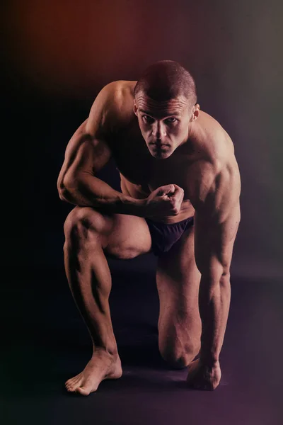 Spor Salonunda Eğitim Kas Poz Kaslı Adam Vücut Geliştirmeci — Stok fotoğraf