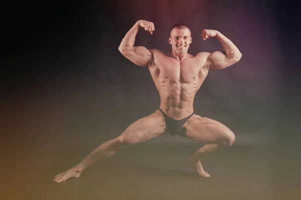 Muscular Hombre Culturista Entrenamiento Gimnasio Posando Músculo — Foto de Stock